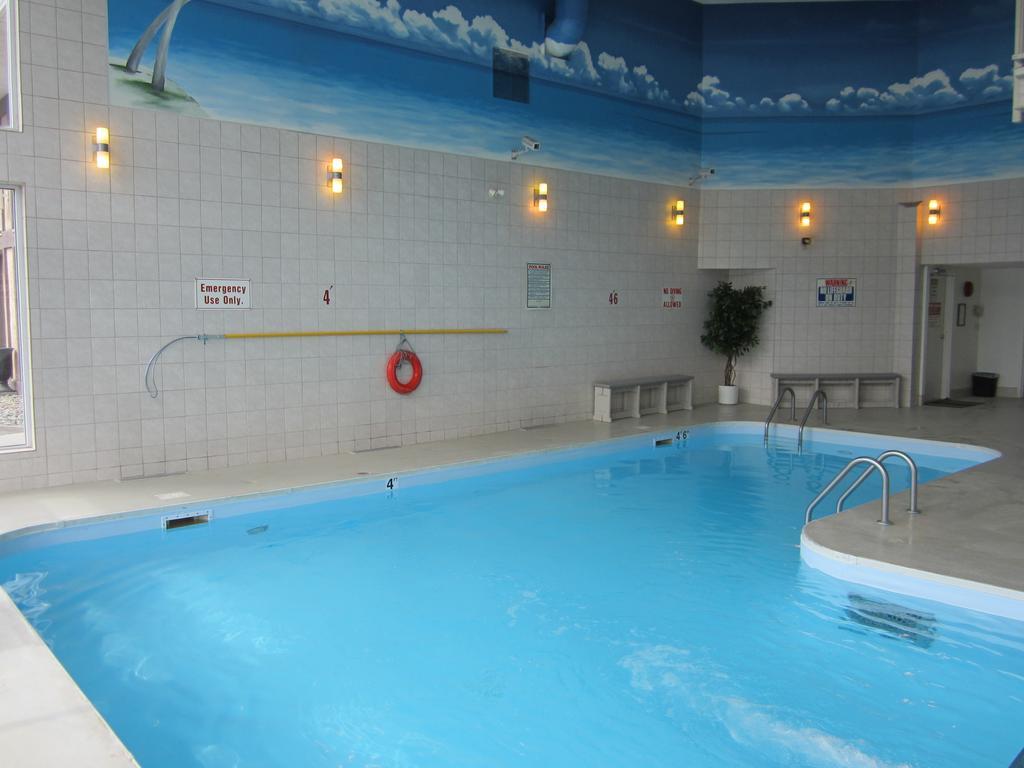 Maverick Motor Inn And Waterslide 坎卢普斯 外观 照片