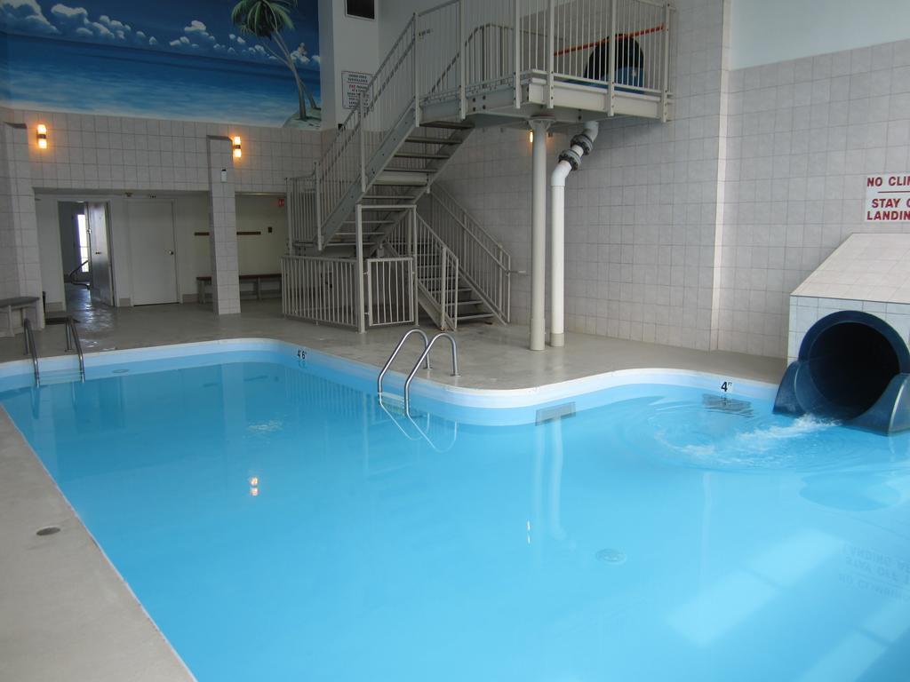 Maverick Motor Inn And Waterslide 坎卢普斯 外观 照片